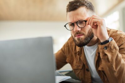 Tired of your glasses holding you back? 8 Fühlen Sie sich festgefahren und weniger selbstbewusst?